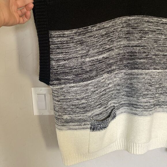 Black and white turtleneck sweater - Picture 2 of 7
